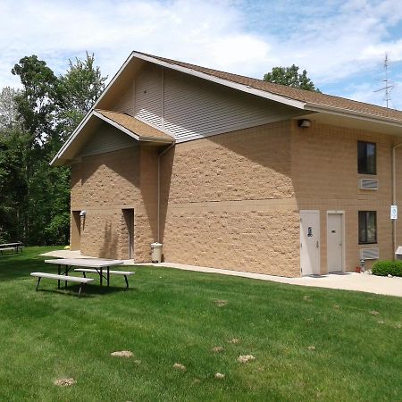 Oakridge Motel Newaygo Exterior photo